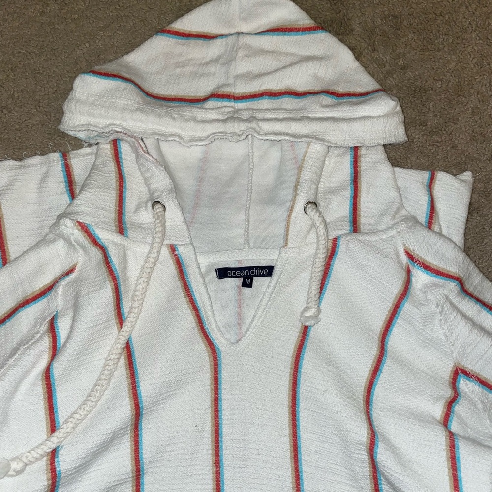 A comfortable sweatshirt/pullover. V-neck. Braided strings. Pocket in front